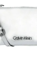 Crossbody kabelka Calvin Klein stříbrný